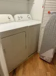 SuperHost Large Roommate style 2 Bedroom, 2 Bath, Patio, Sunroom, L Kitchen
