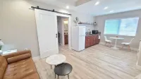 Cozy and Modern Style Studio with King Size Bed Free Laundry in HPP