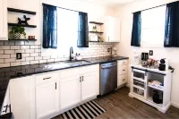 Tipp Hill Home, near local eateries and pubs, walkable, near SU and Hospitals