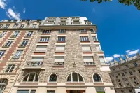 INDULGE IN FRENCH SOPHISTICATION IN NOTRE DAME , WHERE LUXURY MEETS HISTORY Hotels in Ile de la Cite