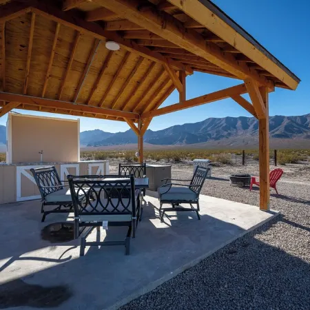 Secluded Western Retreat 3-bedroom house with EV Charger. Close to Death Valley