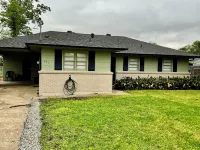 Charming Downtown Getaway Отели рядом со станцией Amtrak Station - LCH