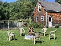 Fun Filmmaker's Bungalow wPool & Pro Screening Room Hotels in Williamstown