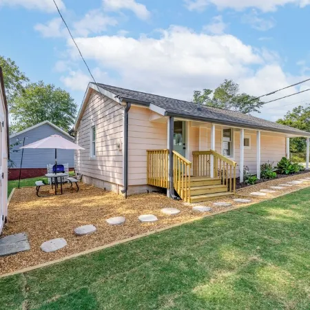 Newly renovated 2 bedroom / 2 bath home in downtown Flowery Branch!