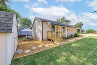 Newly renovated 2 bedroom / 2 bath home in downtown Flowery Branch!