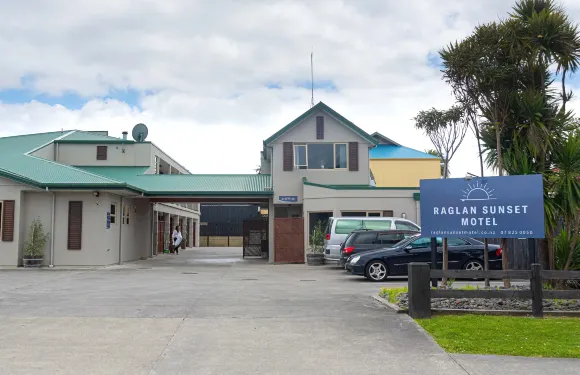 拉格倫日落汽車旅館和會議中心