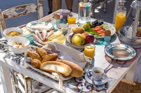 Attiki Hotel Отели рядом с достопримечательностью «Anthony Quinn Bay»