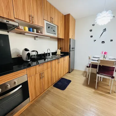 1-Bed - Sleeps 4 with High Rise City View Отели рядом с достопримечательностью «Конгресс-центр Atrium»