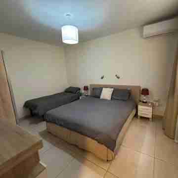 Spinola Bay Apt - Beatiful 3-Double Bed Apt Near Beach in Prime Location Rooms