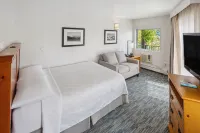 Hotel Edgewater Hotels near Two Lakes Park