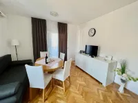 Bright and Cozy Apartment With Balcony in Kastel Luksic Hotels in Kastel Luksic