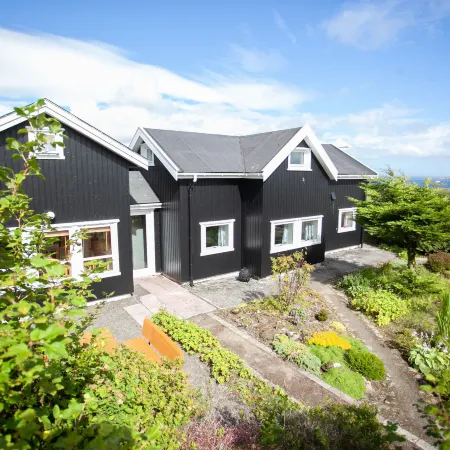 Red Robin - Vacation Homes Next to Svartifossur Waterfall