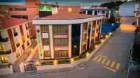 12 Rooms Hotel Hotels near Altınova Sahili