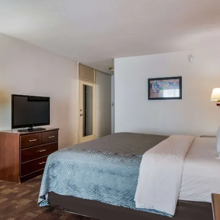 Econo Lodge Inn & Suites