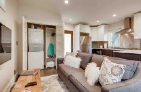 Cozy Modern Cabin wt Pool, Hot Tub, Fire pit and Goats, Alpacas, Chickens & Emus