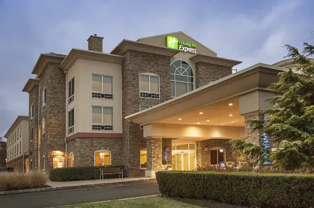 Holiday Inn Express & Suites Long Island-East End Отели рядом с достопримечательностью «Кранберри Бог»