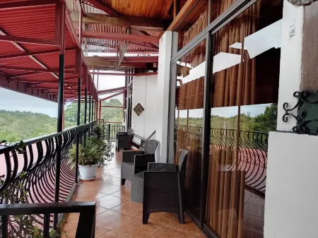 Natural Pacific Suites Отели рядом с достопримечательностью «Manuel Antonio»