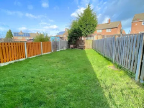 6 Person Spacious Home with Garden Hotels in Barnsley