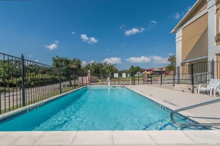 Super 8 by Wyndham Denton Отели рядом с достопримечательностью «Парк Игл Пасс»