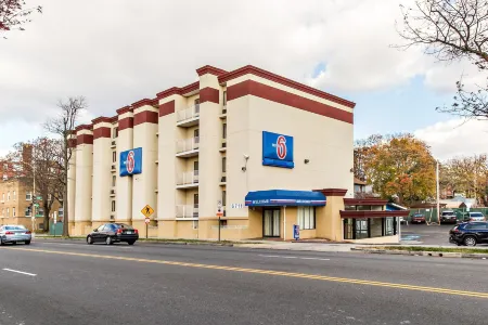 Motel 6 Washington, DC Отели рядом с достопримечательностью «Смитсоновский Национальный зоологический парк»
