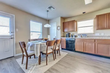 Charming 4-Bedroom House in Peaceful Houston IAH with AC, WiFi Отели рядом с достопримечательностью «Мерсер Ботаник Гарденс»