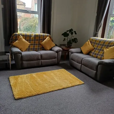 1 Bedroom apartment with a 5 minute walk into the town. Enclosed garden.