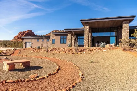 Magnificent New Construction with 360 Views Surrounded by Sedona National Forest Отели рядом с достопримечательностью «Катедрал Рок»
