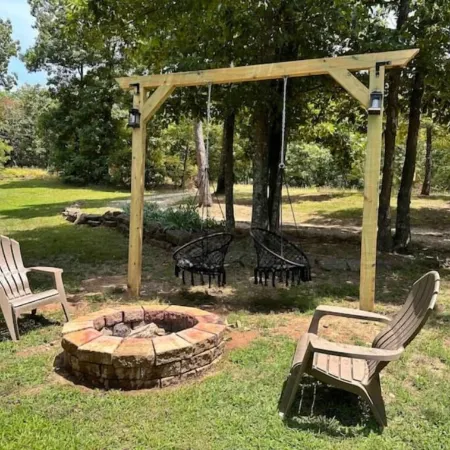 A Still Point Cabin and HOT TUB! Отели в г. Комптон