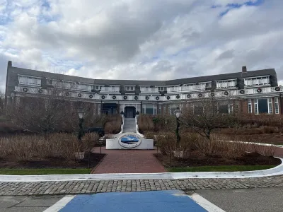 Chatham Luxury! WALK to beach Hotels near Chatham Candy Manor