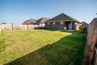 Inviting Cozy Haven with Garden & WiFi Amenities Hotels in Manor