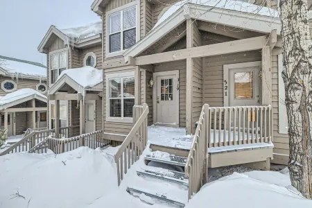 2-BD 3-BDR Ski Cabin Отели в г. Уайлдернест