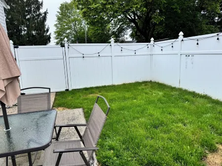 Sleeps 8! Foosball+Arcade, Private Courtyard, Parking, Washer+Dryer. Great Home! Отели в г. Линглстаун