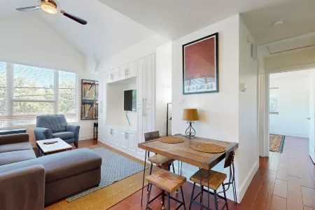 Modern, Dog-Friendly Flat with WiFi & Garage Parking - Unbeatable Location