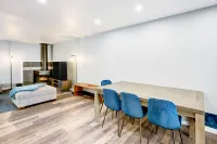 Cozy modern condo with fireplace & patio near restaurants, entertainment & lake