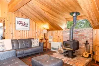 Cozy Cabin in Central Girdwood W/ Wood Stove, Washer/Dryer, & Free WiFi Hôtels à : Girdwood