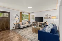Stylish 3BR Haven, Walk to Bentonville's Best! Hotels in Bentonville