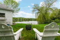 Dock, Kayaks and Stunning Views - Charming Lakeside Escape Hotel a Limerick