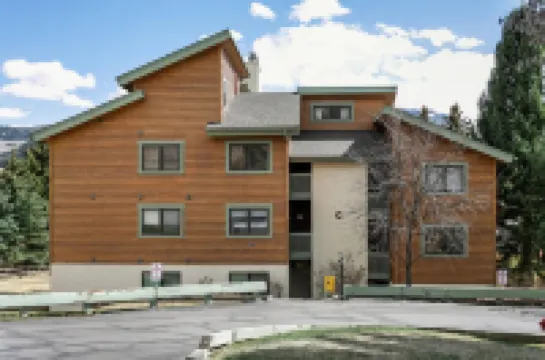 Charming Lake Access and Cozy Comfort - Delightful Mountain Retreat