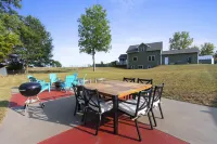 Private Dock and Kayaks Included - Charming Waterfront Haven Hotels in Oconto