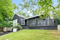 Game Room, Full Kitchen and Entertaining Backyard - Spacious Retreat Hotel di Clarksville