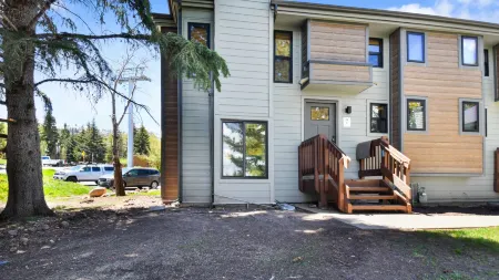 Seasonal Pool and Stunning Golf Course Views - Charming Mountain Retreat