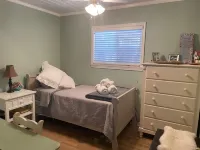 Entire Charming Bungalow Close to Amenities - Charming Cozy Hotels in Auburn