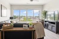 Elegant Retreat - Pool, Gym, High-End Kitchen, Spa, Wifi Hotels in 