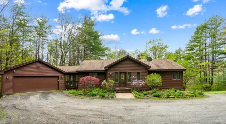 Family and Game Rooms with Cozy Fireplace - Stunning Spacious Retreat Отели в г. Хартфорд