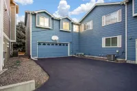 Panoramic Views and Cozy Gas Fireplace - Charming Mountain Haven