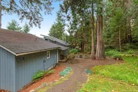 Water-view cottage on Hood Canal - wood stove, beach access, kayaks - 1 Dog OK Các khách sạn ở Seabeck