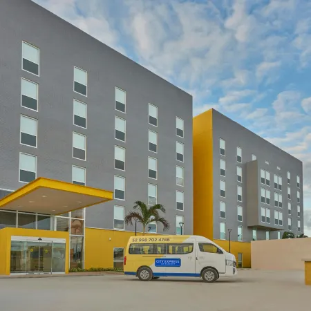 City Express by Marriott Cancun Aeropuerto Отели рядом с достопримечательностью «Порт Гран-Пуэрто в Канкуне»