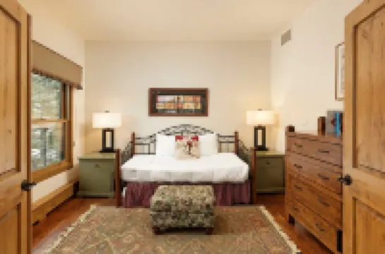 Spectacular Views and Heated Pool - Stylish Mountain Haven