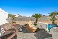 Beachy townhome with private balcony, central AC & washer/dryer Hotels in Sunnyside