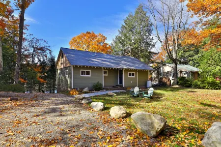 Waterfront Access and Rustic Comforts - Charming Lakeside Retreat